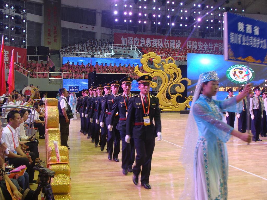 參賽隊(duì)員進(jìn)入開(kāi)幕式