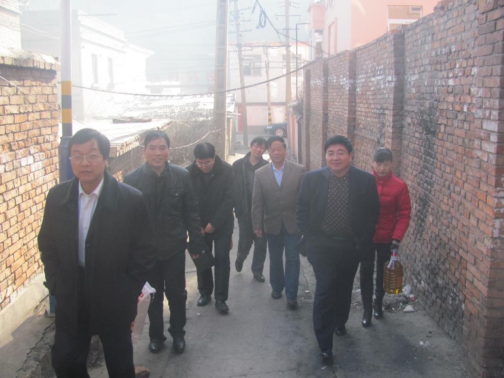 公司副總劉長(zhǎng)來(lái)與楊銅總經(jīng)理儒及一五三廠領(lǐng)導(dǎo)慰問(wèn)困難職工