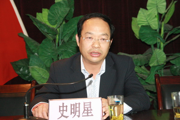 銅川市人民檢察院預(yù)防職務(wù)犯罪處處長史明星同志進(jìn)行知識講座 銅川市人民檢察院預(yù)防職務(wù)犯罪處處長史明星同志進(jìn)行知識講座