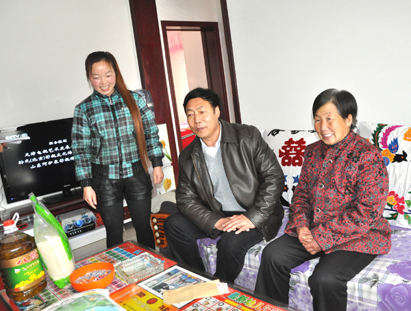 副礦長(zhǎng)白曉增慰問(wèn)困難職工 副礦長(zhǎng)白曉增慰問(wèn)困難職工