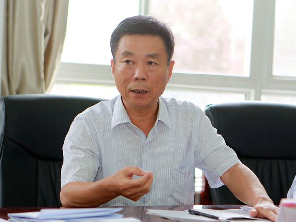 陜煤團公司董事、副總經(jīng)理閔龍在會上講話