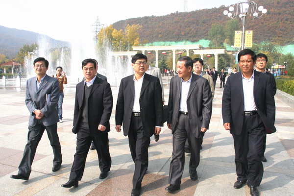 檢查組領(lǐng)導(dǎo)參觀下石節(jié)礦欣怡文化廣場 檢查組領(lǐng)導(dǎo)參觀下石節(jié)礦欣怡文化廣場