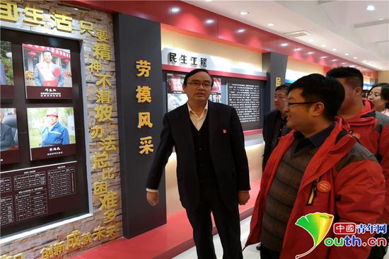 采風(fēng)團(tuán)成員參觀下石節(jié)煤礦。閻夢(mèng)圓　攝