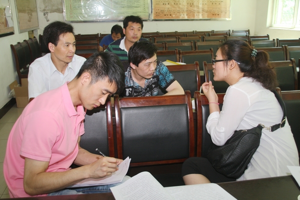 記者采訪該礦榮獲“全國優(yōu)秀班組”的綜掘一隊生產(chǎn)三班的干部職工