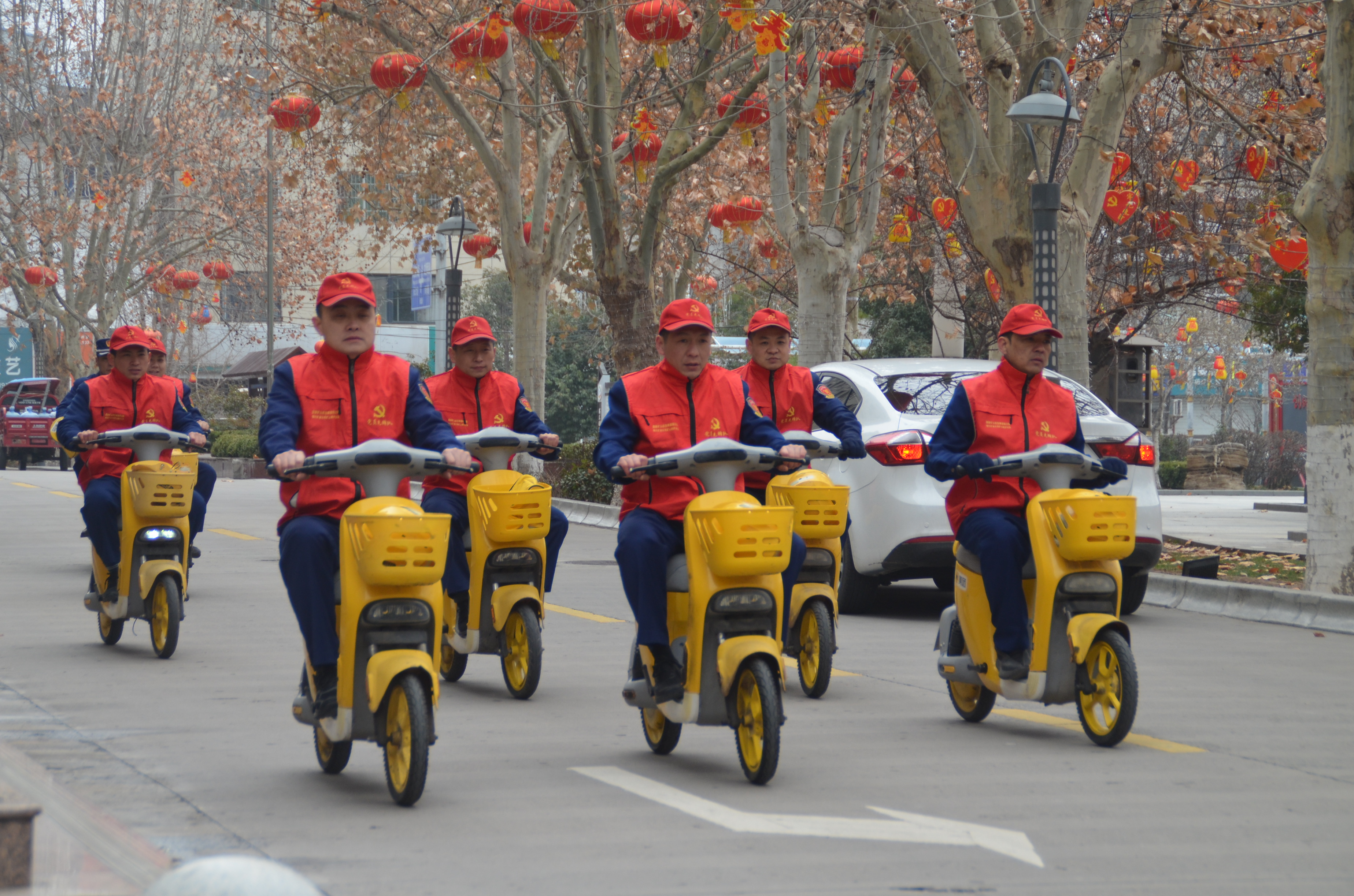 公司團委組織青年志愿者在市區(qū)宣傳綠色出行、文明出行志愿服務活動