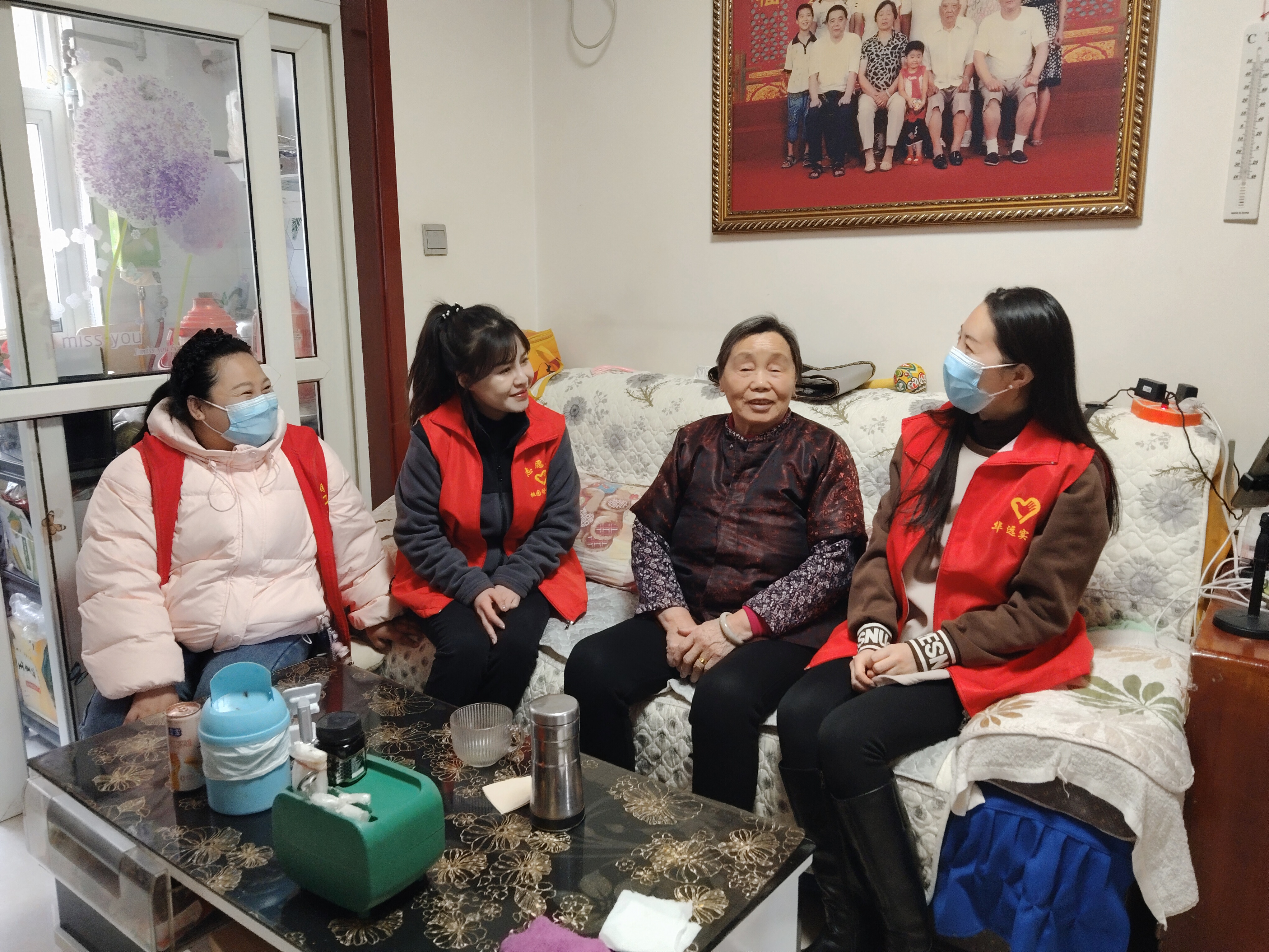 公司團委組織青年志愿者桃園小區(qū)開展關(guān)愛孤寡老人、空巢老人志愿服務活